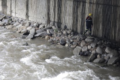 Recerca del treballador de les obres del projecte Caldes caigut al riu