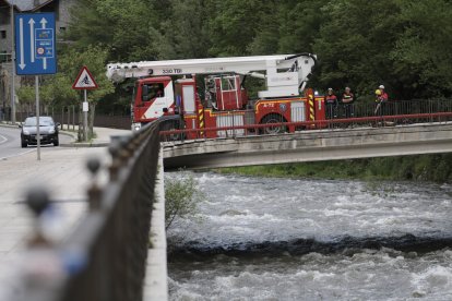 Recerca del treballador de les obres del projecte Caldes caigut al riu