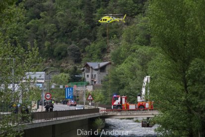 Recerca del treballador de les obres del projecte Caldes caigut al riu