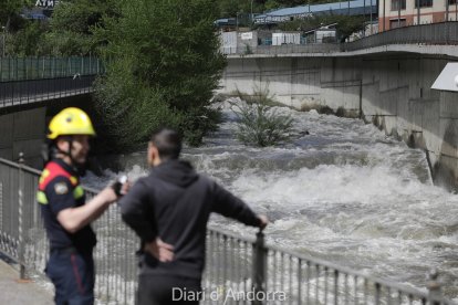 Recerca del treballador caigut al riu
