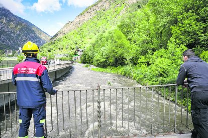Un bomber observant, a la tarda, el lloc on es trobaria el cos.