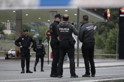 Agents de policia en el lloc on es va trobar el cos del treballador que va caure al riu