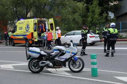 Una de les víctimes sent traslladada a l'hospital