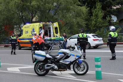 Els sanitaris introduint el ferit a l'ambulància