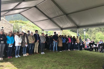 Autoritats polítiques i parroquians en el moment de la missa