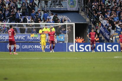 La decepció dels jugadors de l’Andorra en consumar-se el descens ahir al camp de l’Oviedo.