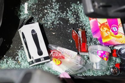 Interior del vehicle amb deixalles acumulades