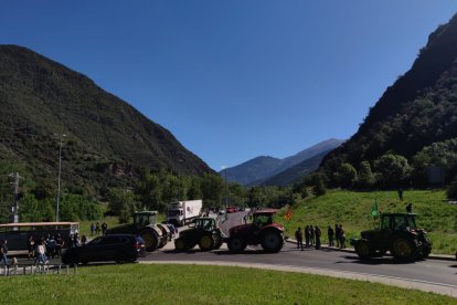 Bloqueig de l'N-145 a la rotonda de Valls de Valira pels pagesos catalanys