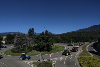 Els mossos d'esquadra desviant el trànsit a la rotonda de la Seu