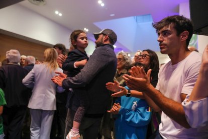L'esquiador Joan Verdú seguint els resultats a Prat del Roure