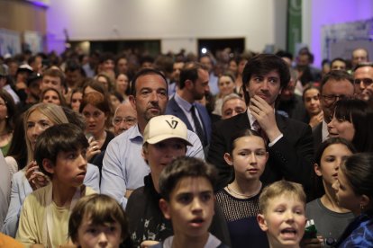 Autoritats seguint la retransmissió a Prat del Roure