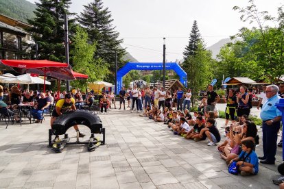 Un participant intenta aixecar una roda
