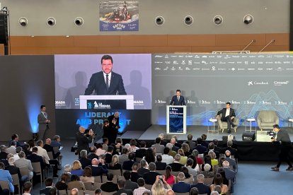 El president català durant la conferència a la trobada.