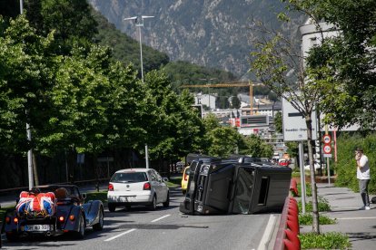 El vehicle accidentat ha quedat bolcat en un dels carrils de baixada de la carretera de l'Obac