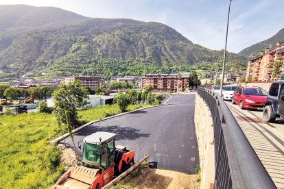 Asfaltatge de l’aparcament.