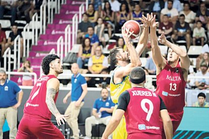 Toi Gabriel, un dels millors de la selecció, envoltat de maltesos, ahir.