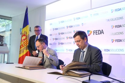 Espot i Rémont signant l’acord de col·laboració.