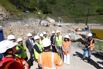 Espot i la delegació andorrana a l’Ospitalet, ahir al matí.