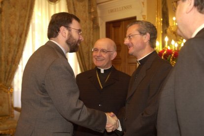 Alanis i Vives saludant Minoves, el 2001.