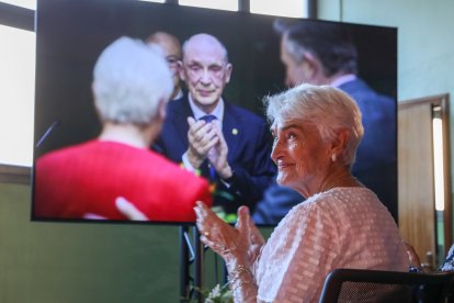 Roser Duró, aplaudint, com Òscar Ribas en el vídeo, al fons.
Foto: Fernando Galindo