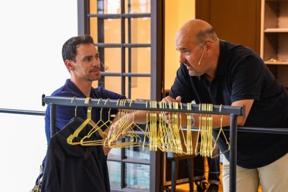 L’escorta Kyle Kuric i el president del MoraBanc, Gorka Aixàs, abans de la presentació a Ràdio Andorra.