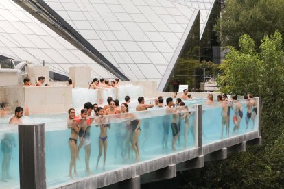 La piscina exterior de Caldea plena de clients ahir al matí