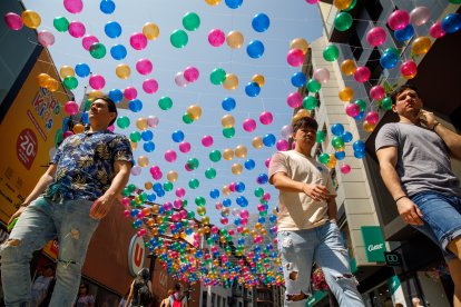 Turistes a l’avinguda Meritxell.