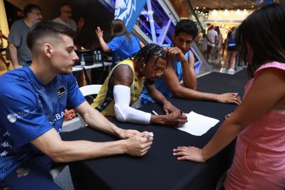 Els jugadors del MoraBanc signant