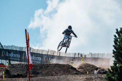 El ‘biker’ andorrà Arnau Graslaub durant la baixada, ahir.