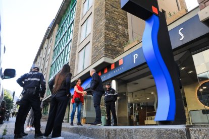 Regina Pujol saludant el saig davant de la vivenda on residia.