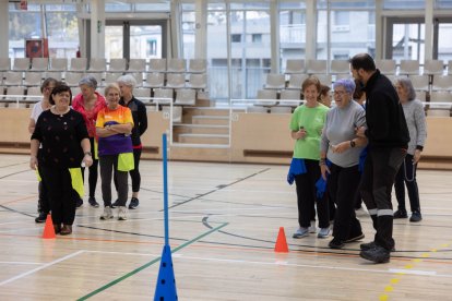 Usuaris de la llar de jubilatS d'Escaldes jugant en la setmana de la sostenibilitat