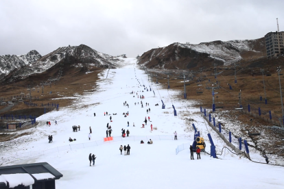 Passió per l'esquí, turistes gaudint de la neu aquet migdia al Pas de la Casa