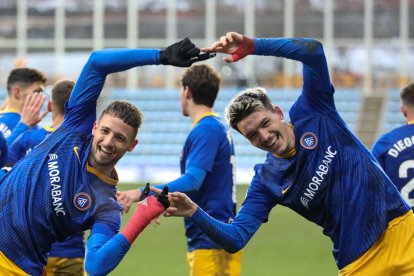 Manu Nieto i Lautaro celebren un dels gols de l’FC Andorra, ahir.