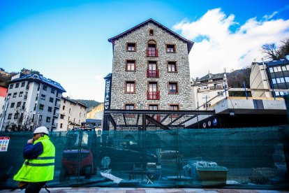 Museu Carmen Thyssen ocultat per les obres de la Plaça de l'església