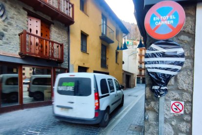 Entrada al carrer de l’Obac des de l’avinguda Carlemany amb el senyal que prohibia el pas pels canvis tapat.