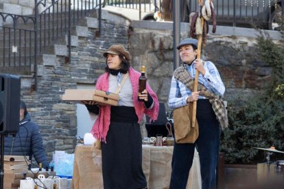 El Quico i la Manela durant la subhasta de diferents lots de productes a la Massana