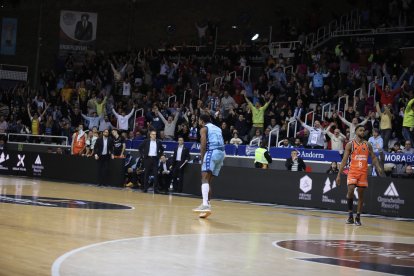 Jerrick Harding celebrant el triple que va donar la victòria al MoraBanc