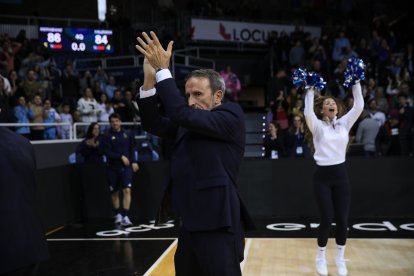 Joan Plaza celebra la victòria i el suport del públic en la seva estrena al poliesportiu Toni Martí