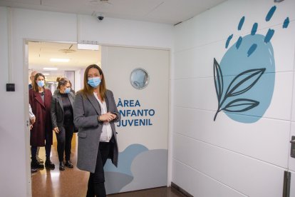 Helena Mas, ministra de Salut, a l’entrada de la nova àrea.