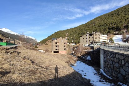 Al centre, l’edifici que s’enderrocarà.