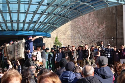 Els joves, al final del judici, cantant l’himne.