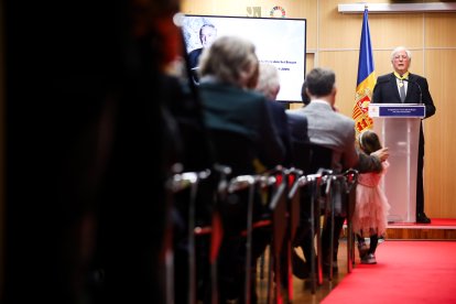 Marc Forné rebent la condecoració.