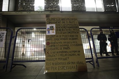 Un dels cartells dels assistents a l'assemblea