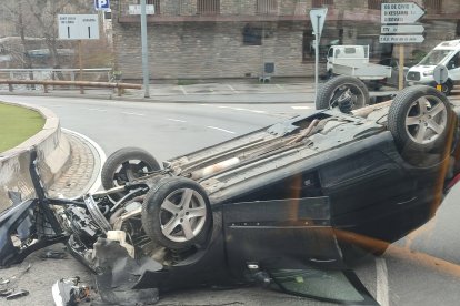 El vehicle ha quedat bolcat al carril esquerra de la rotonda