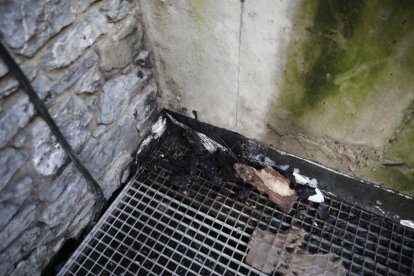 Unes fustes cremades a causa de l'incendi