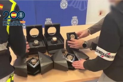 Policies espanyols i francesos amb els rellotges de luxe de l'operativa de frau amb cotxes de gamma alta