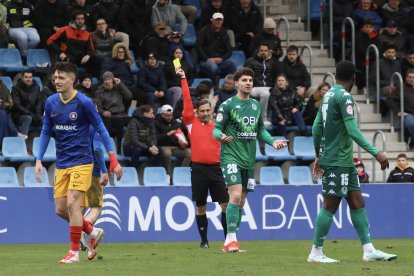 L'àrbitre amonestant a un jugador de l'Arenteiro
