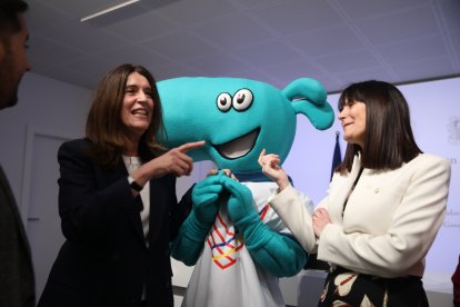 Anna García i la ministra Mònica Bonell, amb la mascota dels Jocs.