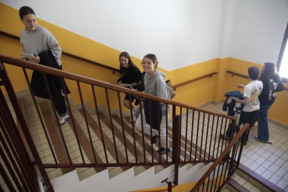 Els alumnes de batxillerat abans de l'inici de les proves d'avui