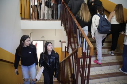 Alumnes de batxillerat abans de començar els exàmens de la POB